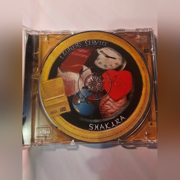 Shakira Laundry Service classic 2000s music cd - Picture 3 of 4